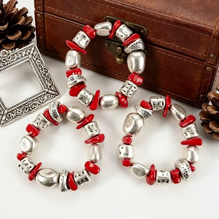 Ensemble de bracelets rouges et argentés vieillis