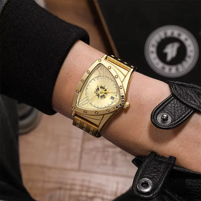 Montre Triangle homme acier inoxydable quartz triangle dorée résistante à l'eau pour occasions spéciales et activités de plein air