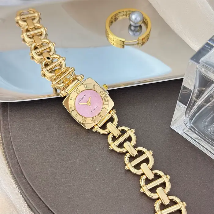 Nouvelle montre chaude transfrontalière pour femmes