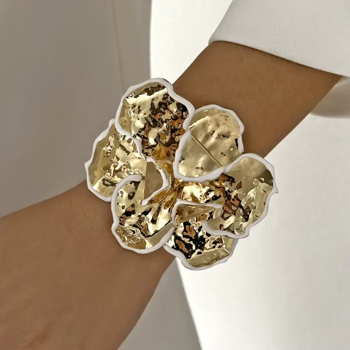Bracelet ouvert exagéré en émail blanc à motif floral pour femme