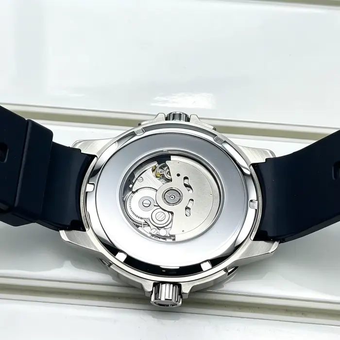Une montre mécanique automatique pour homme