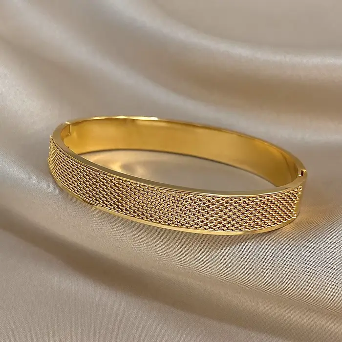 Bracelet large texturé en maille géométrique Unique