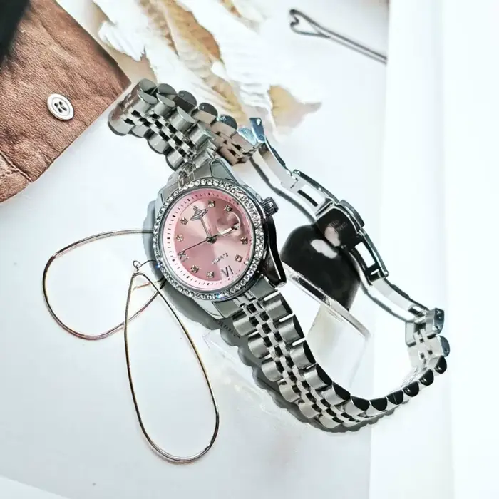 Montre pour femme cloutée de diamants