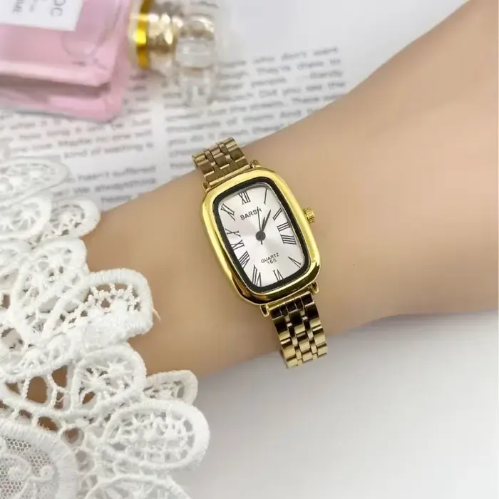 Montre en or avec ceinture en acier pour femme