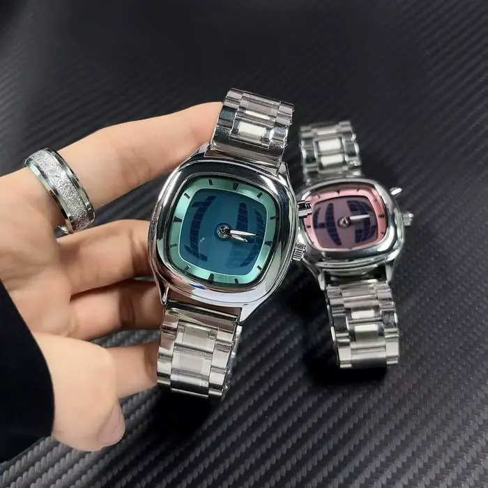 Montre en quartz rouge