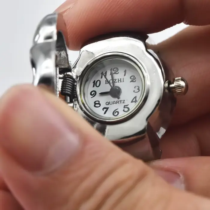 Crâne créatif vente personnalité Quartz anneau montre alliage cadran circulaire unisexe cadeau de noël