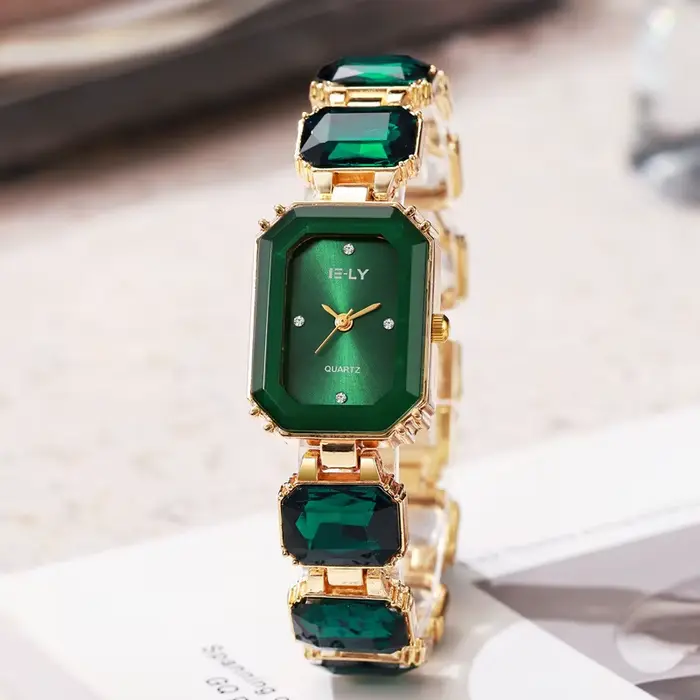 Montre pour femme carrée tendance de la mode petite