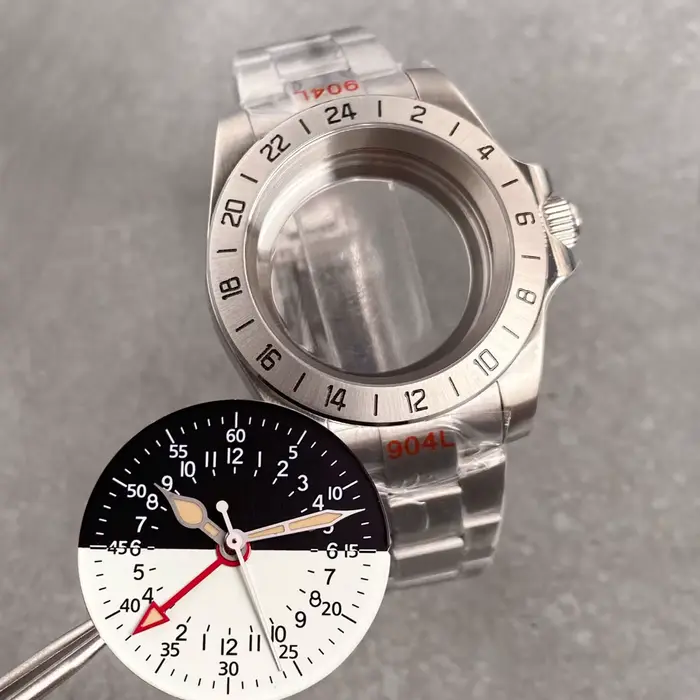 Montre Tandorio avec cadran bicolore 24 heures GMT boîtier en acier inoxydable bracelet en acier inoxydable pour homme et femme occasions spéciales