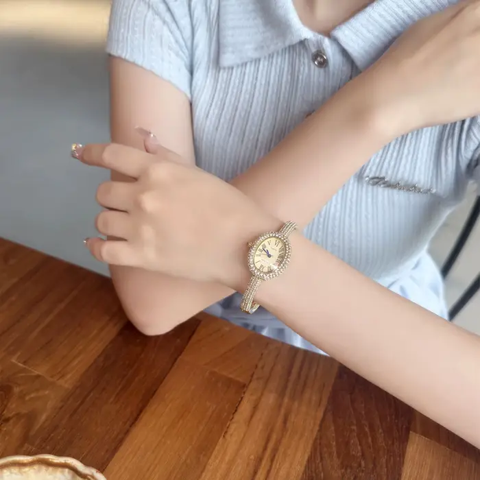 Montre de luxe ovale en cristal pour femmes