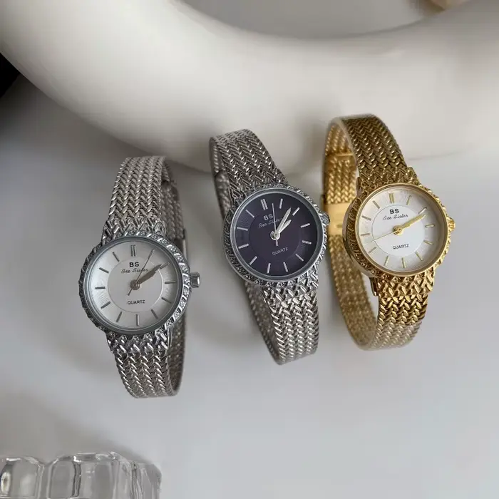 Montre dorée élégante pour femme résistante à l'eau et adaptée à toutes les occasions de style fashion et casual
