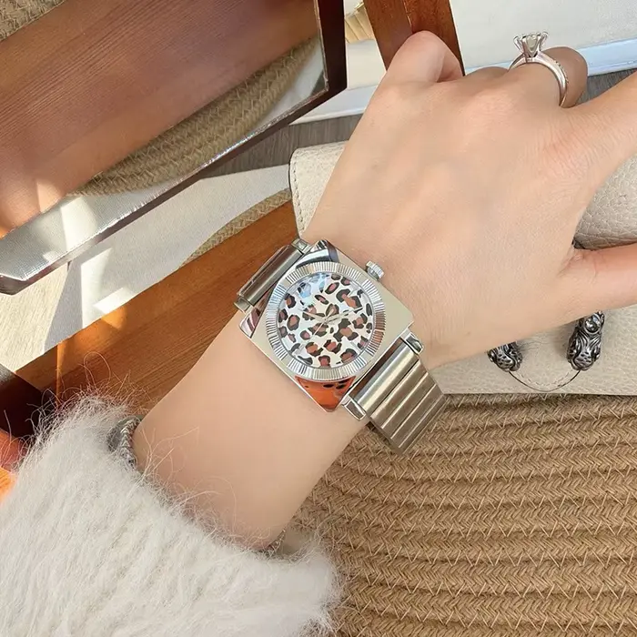 2026 nouvelle montre imprimé léopard mode femme bracelet en acier exquis grande plaque femmes luxe m
