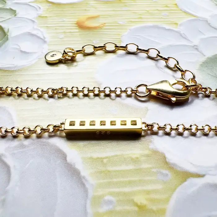 Bracelet en or avec pierres blanches rectangulaires