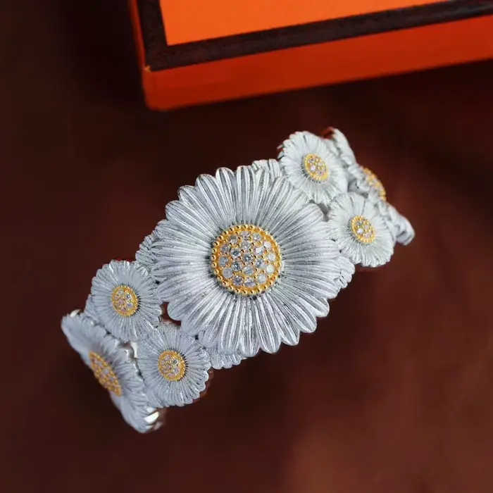 Bracelet large bicolore or et argent avec petites marguerites et diamants pour femme