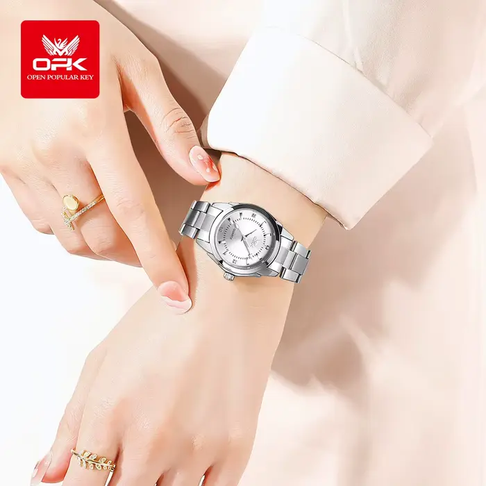 Montre-bracelet étanche entièrement argentée pour femme