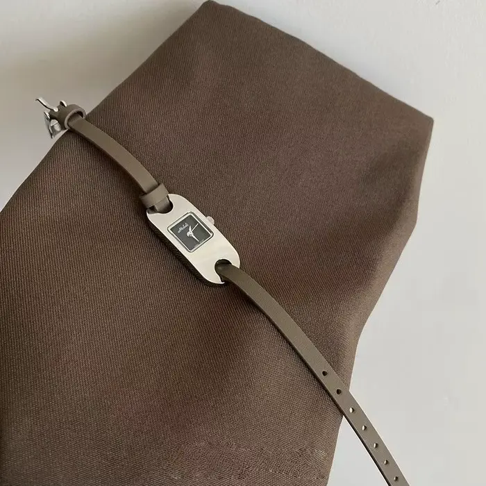 Montre à bracelet fin en cuir et or jaune pour femmes design rétro et élégant occasions spéciales et quotidiennes