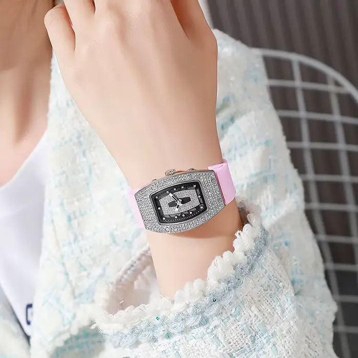 Nouvelles montres de luxe célèbres pour femme Tonneau cristal Silicone gelée montre à Quartz étudiants cadeaux Reloj