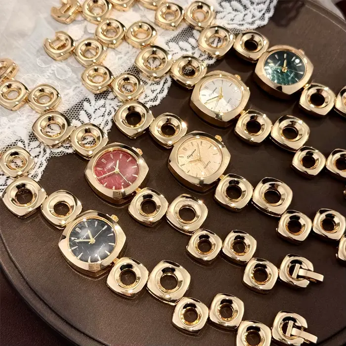 Montres élégantes avec des boîtiers carrés-ronds et des chaînes uniques à maillons irréguliers