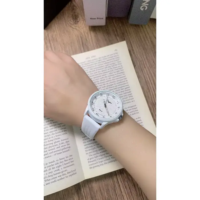 Montre à Quartz pour Femmes avec Bracelet en Silicone Élégante et Polyvalente Occasions Spéciales Étudiante Accessoires Mode Décontracté Résistance à l'Eau