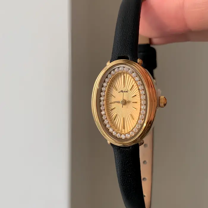 Montre elliptique incrustée de diamants