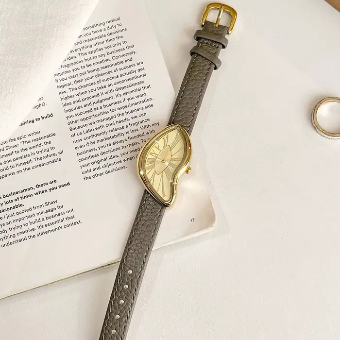Montre rétro haute en couleurs avec cadran torsadé pour femmes résistante à l'eau et bracelet en cuir pour occasions spéciales