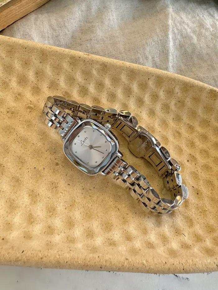 Montre à quartz mini carrée en acier inoxydable pour femme résistante à l'eau avec fermoir caché à bouton-poussoir pour occasions spéciales et quotidienne