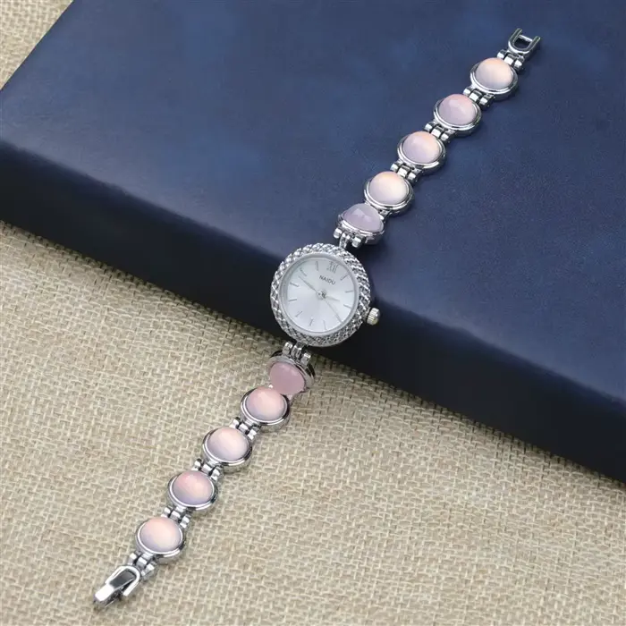 Montre élégante avec perles