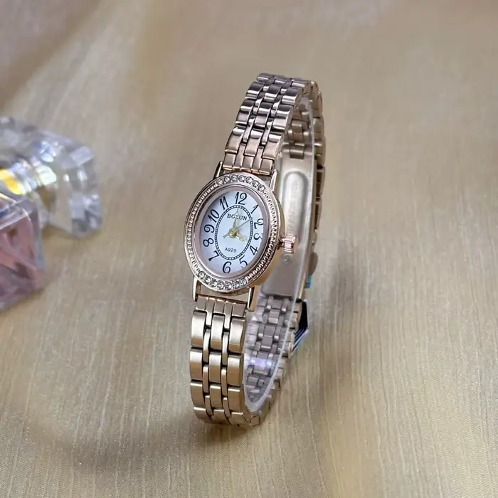 Femmes élégantes diamant ovale montre femme