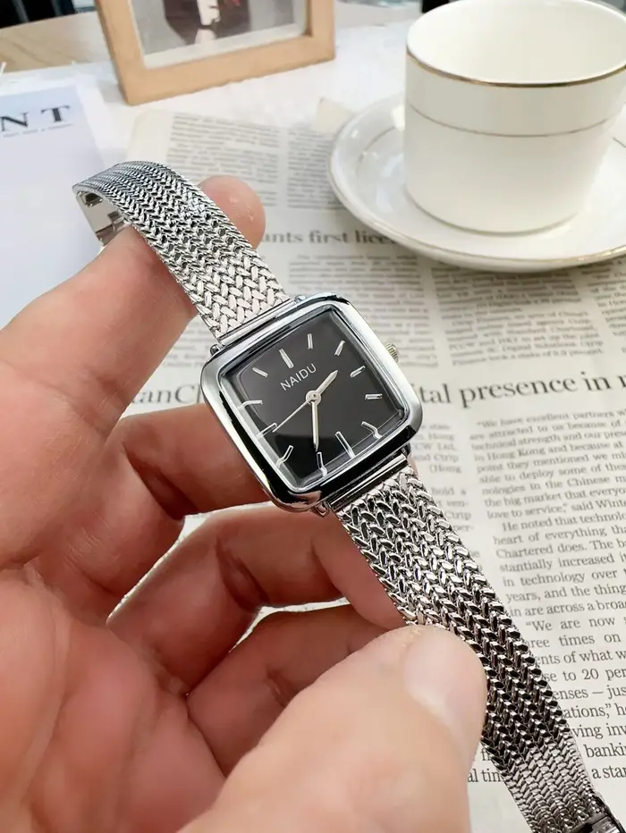 Montre élégante et moderne pour femme avec mouvement quartz et boîtier carré occasions spéciales
