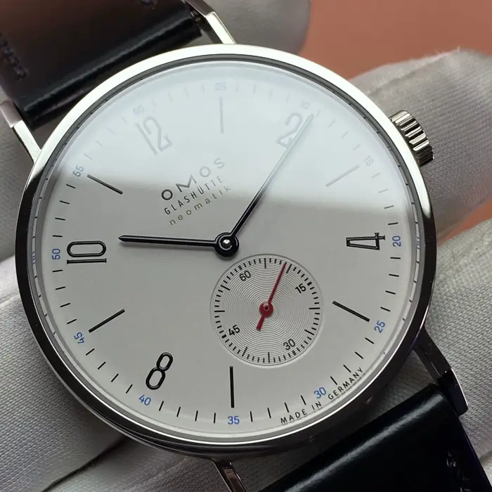 Montre mécanique automatique ultra-fine de style Bauhaus minimaliste avec petit cadran des secondes 