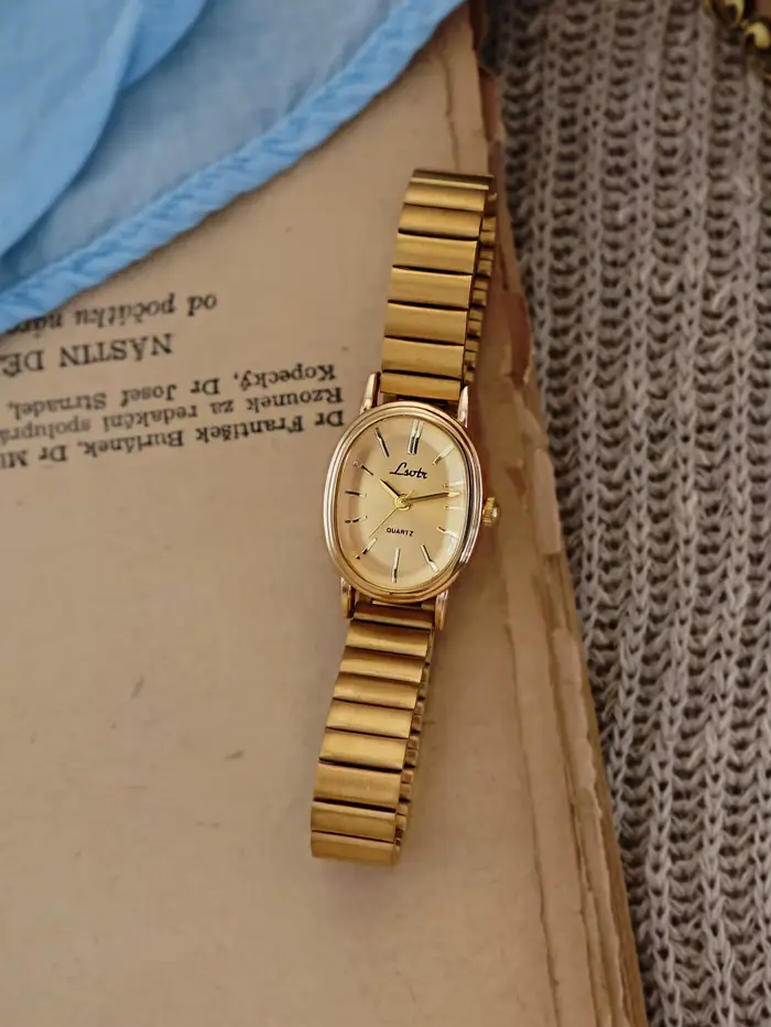 1 nouvelle montre à quartz dorée pour femme, style rétro luxueux, boîtier ovale et bracelet en cuir, montre élégante et polyvalente pour femme.