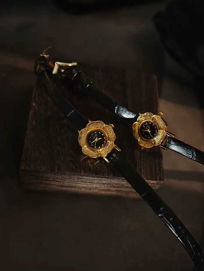 Montre pour femme classique élégante en or style rétro petit cadran Camélia design simple original résistante à l'eau occassions spéciales quotidienne
