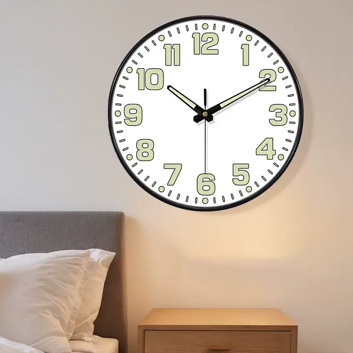 Horloge murale lumineuse dans la nuit sombre