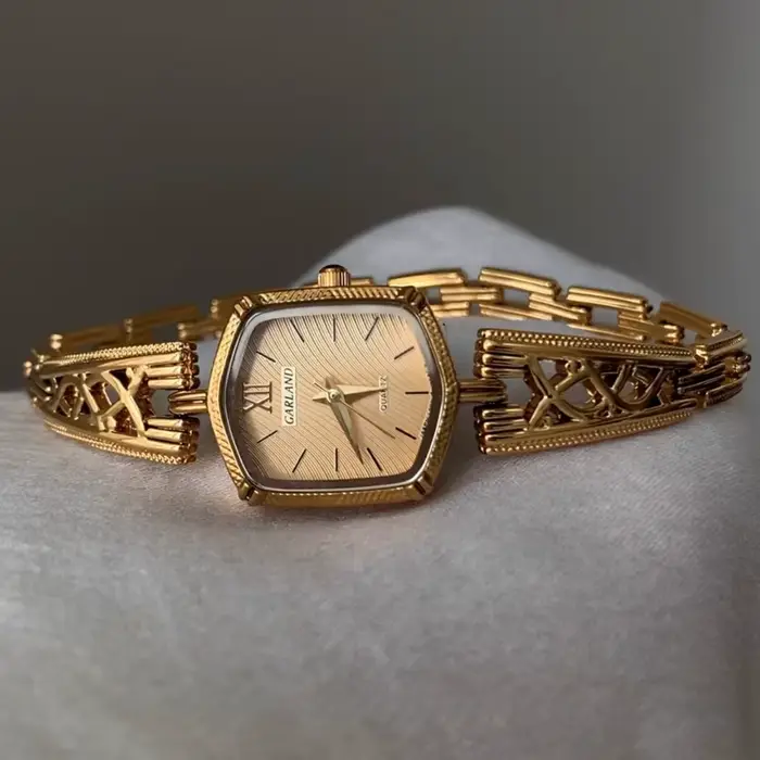 Montre à Quartz pour femmes, cour française, Design de Niche creuse, haut sens, tempérament exquis, 