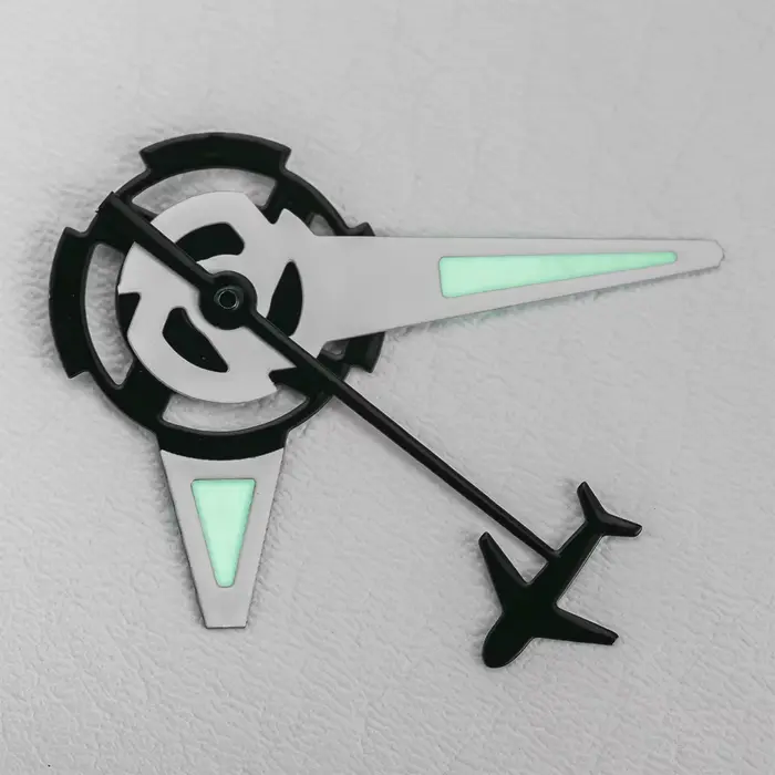 Aiguilles de montre lumineuses vertes en forme d'engrenage