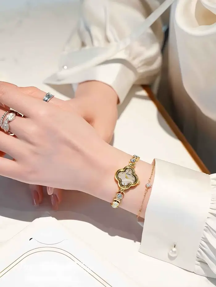 1 nouvelle montre élégante pour femme avec boîtier en forme de trèfle à quatre feuilles