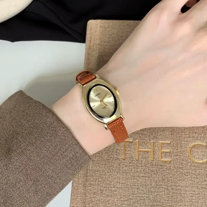 Montre femme bracelet en cuir mode quartz petite taille boîtier ovale élégance professionnelle et soirées