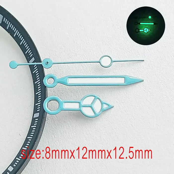 Les aiguilles de la montre pour homme sont fabriquées en matériau lumineux vert