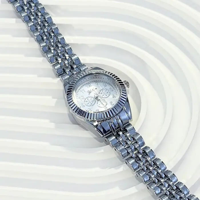 Montre pour femme élégante à cadran circulaire minimaliste de luxe avec bracelet en métal