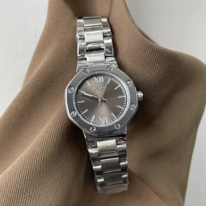 Nouvelle montre argentée de luxe 2026