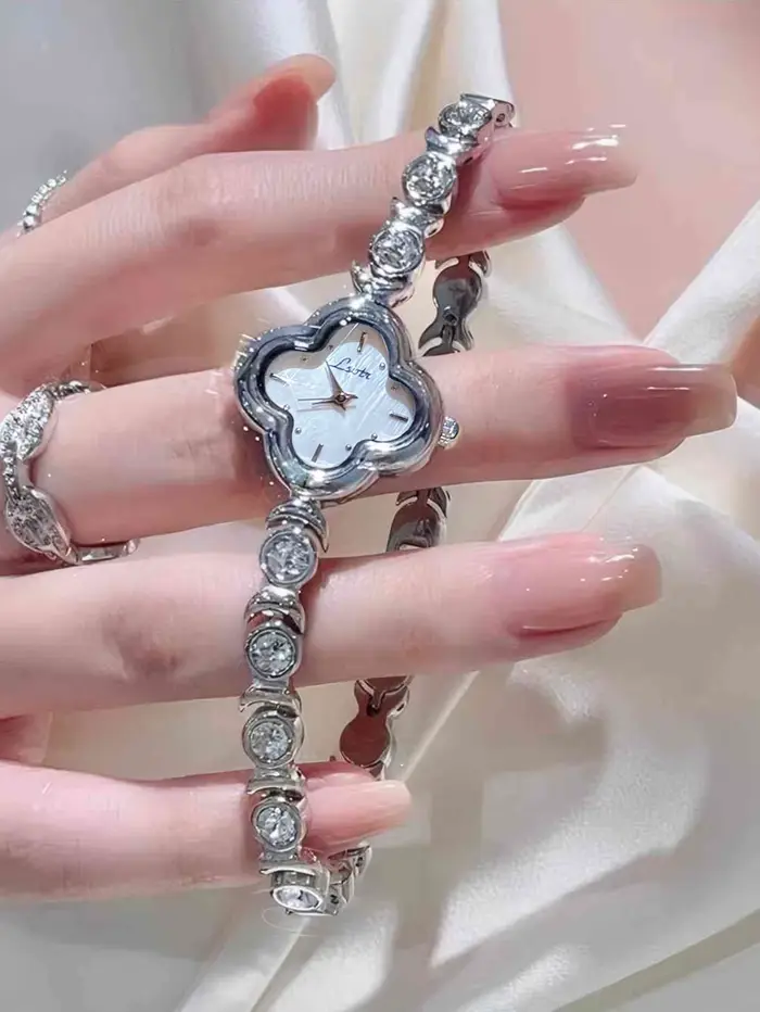 1 nouvelle montre élégante pour femme avec boîtier en forme de trèfle à quatre feuilles, bracelet in