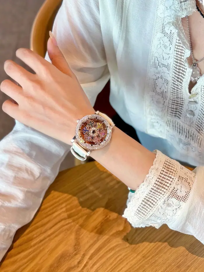 1 version améliorée de la montre pour femme de luxe à la mode et accrocheuse incrustée