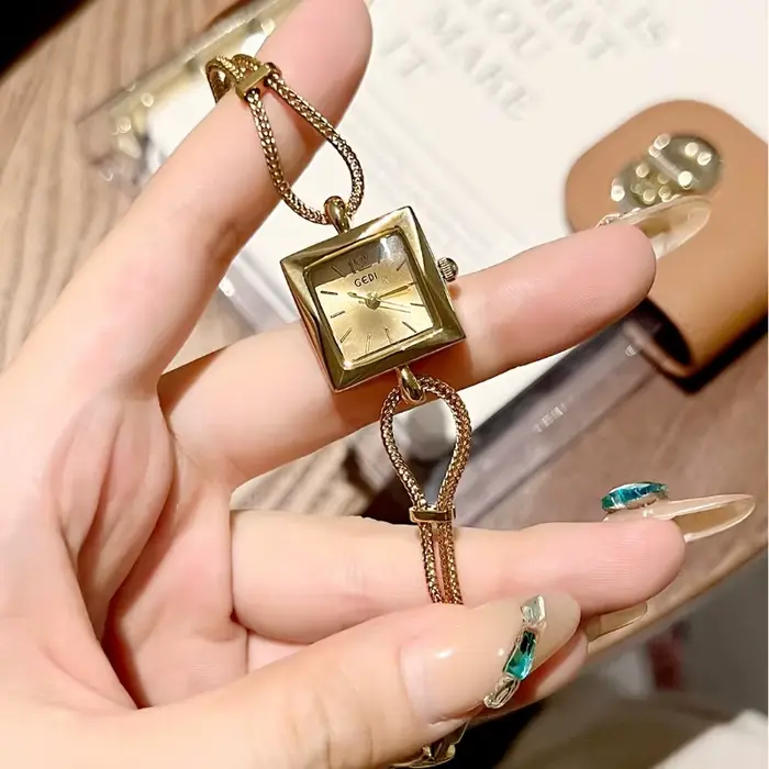 Nouveau luxe femmes montre en or mode carré Quartz montre-bracelet Simple exquis strass dames horloge cadeau Relogio Feminino
