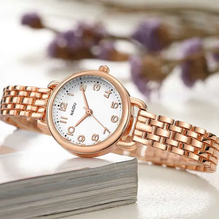 Petite montre à quartz pour femme avec bracelet en acier
