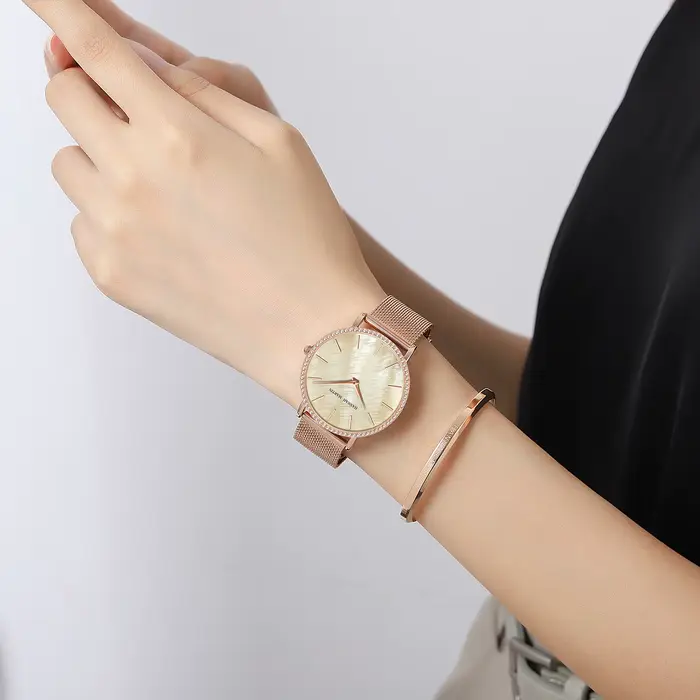 Montre-bracelet de luxe en acier inoxydable pour femme avec cadran coquillage et mouvement à quartz japonais pour diverses occasions spéciales