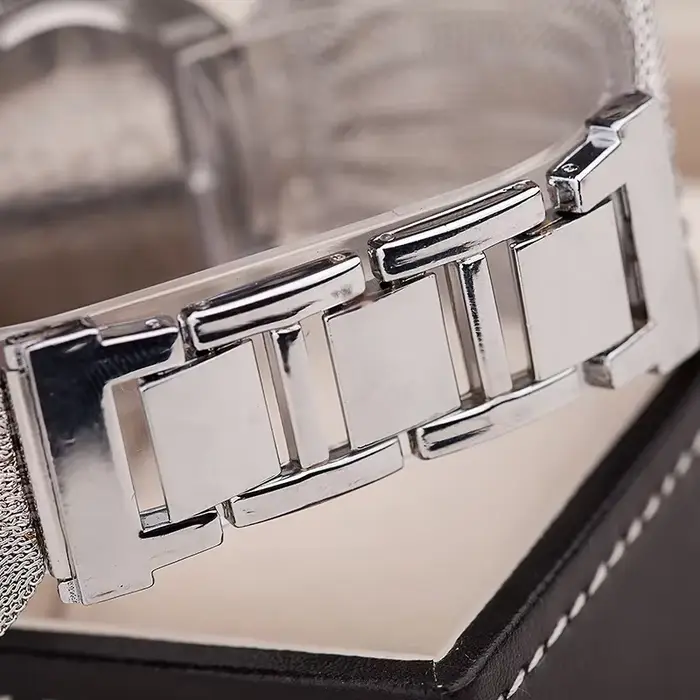 Bracelet montre élégant pour femmes avec mouvement quartz et bracelet en alliage pour diverses occasions spéciales
