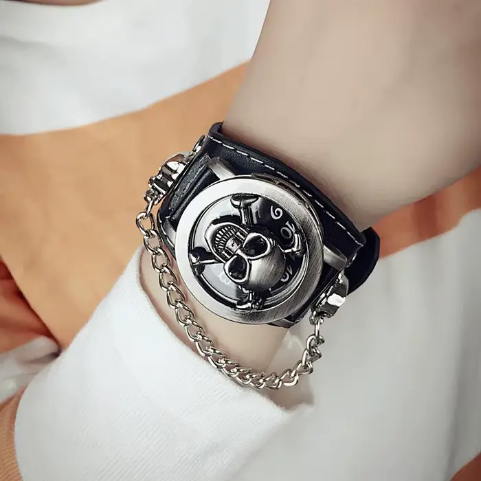 Montre à quartz tête de mort en cuir noir pour homme