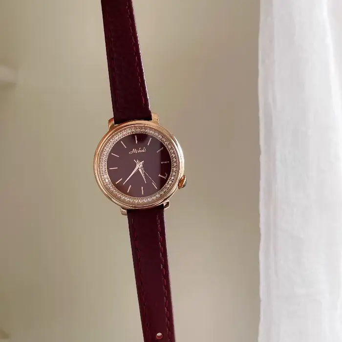 Montre rétro chic à cadran rond bordeaux sertie de diamants pour femmes occasions spéciales