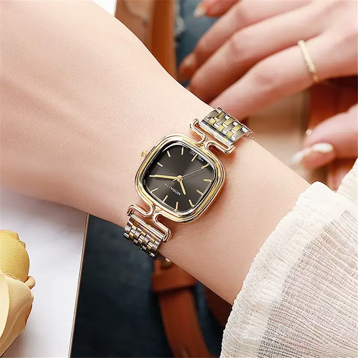 Montre carrée de luxe quartz femme acier inoxydable bracelet or pour occasions spéciales style mode décontracté et sport