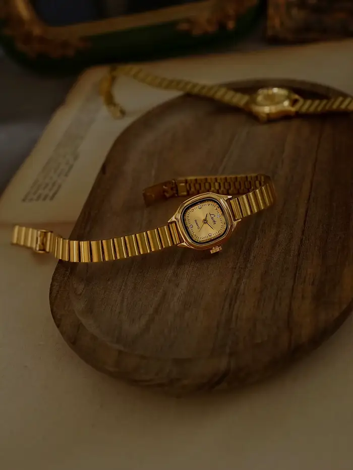 1 Nouvelle montre pour femme à petit cadran carré doré exquis vintage de style français, à la mode, simple, élégante, luxueuse, compacte, étanche, bracelet en acier inoxydable, montre à quartz classiq