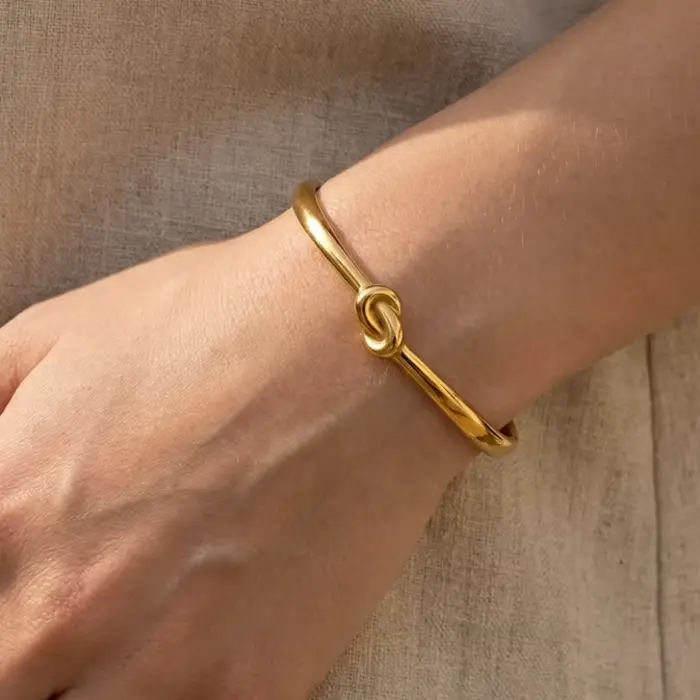 Bracelet en acier inoxydable à motif nœud, surface lisse dorée élégante, accessoire de mode polyvale